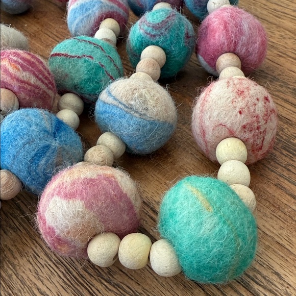 NWT World Market Colorful Marbled Wool Felt Ball & Natural Wood Bead Garland - Picture 8 of 17